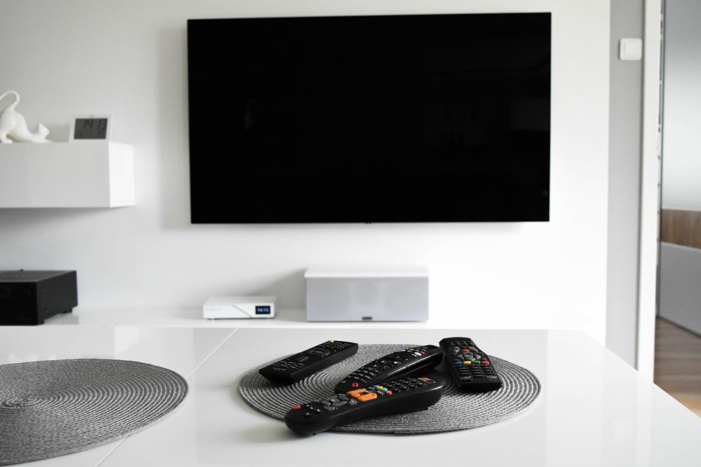 Soundbar czy kino domowe – co lepiej sprawdzi się w salonie?